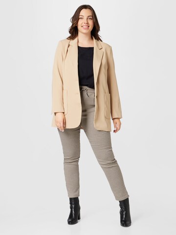 Regular Pantalon ONLY Carmakoma en beige