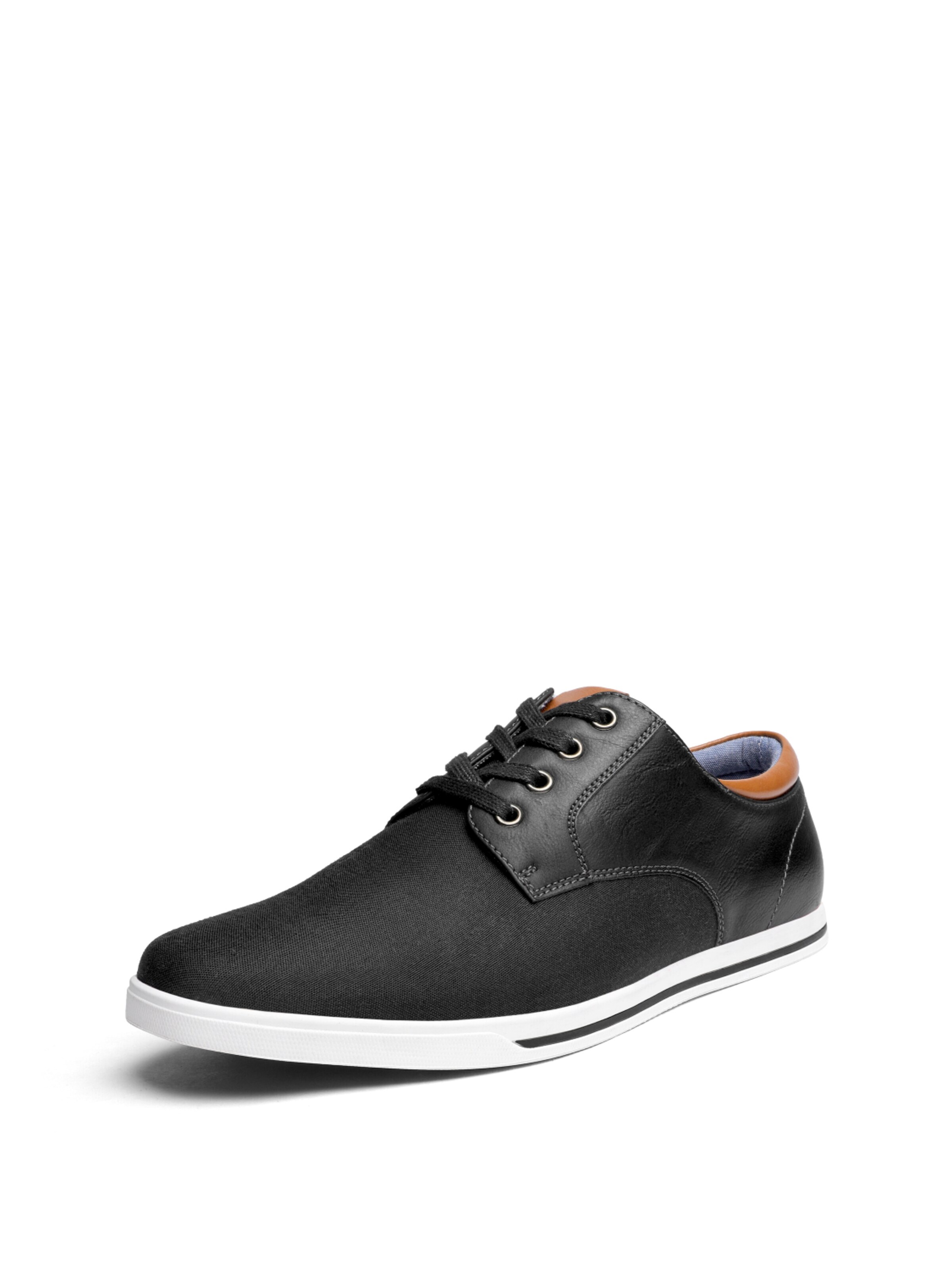 Sneaker bassa di Bruno Marc in nero: frontale