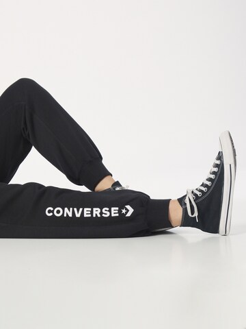 CONVERSE Zwężany krój Spodnie w kolorze czarny