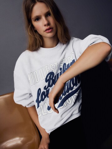 Bershka Sweatshirt in Grey: front