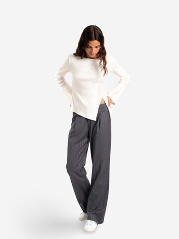 THE-ARE - regular Pantalón en gris