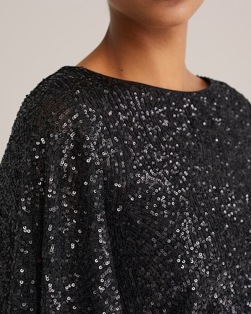 Top de la WE Fashion pe negru