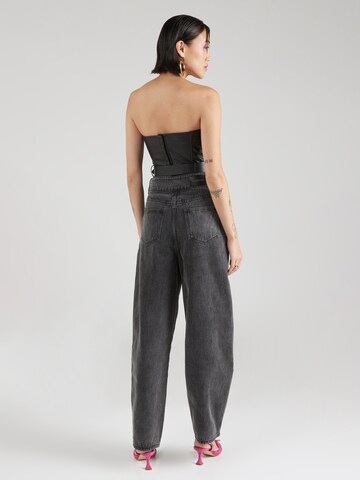 Tapered Jeans con pieghe 'Hava' di Hoermanseder x About You in grigio