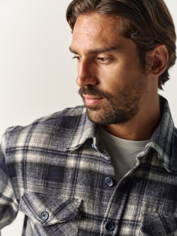 KOROSHI - Ajuste regular Chaqueta de entretiempo en azul