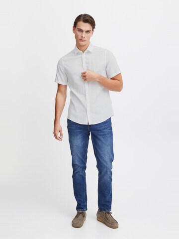 Coupe regular Chemise ' AKSEL ' Casual Friday en blanc