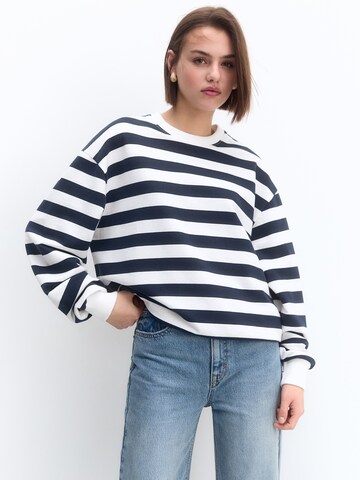 Pull&Bear Sweatshirt in Blauw: voorkant