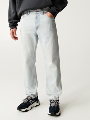 Pull&Bear Loose fit Jeans in Blue: front