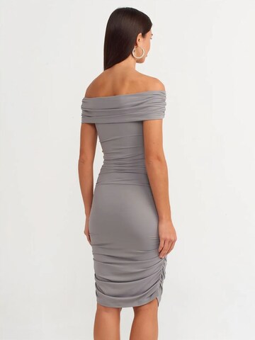 Dilvin - Vestido em cinzento