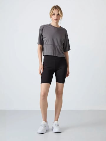 Tommy Life - Tapered Leggings 'Gamaschen' em preto: frente
