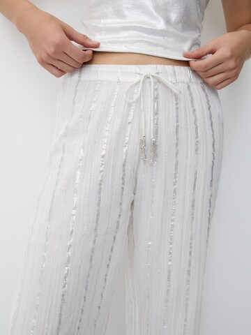 Loosefit Pantalon Pull&Bear en blanc