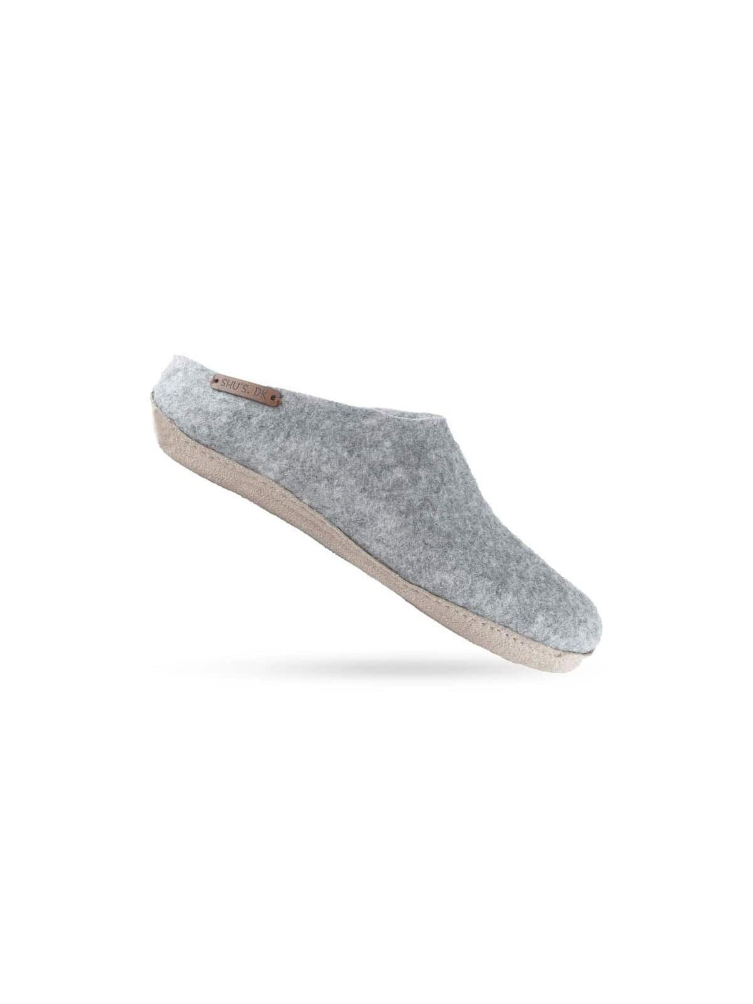 SHUS walk with nature Slip-in 'Uldtøffel (100% ren uld) - hjemmesko m/sål i skind - Dansk Design fra SHUS' i grå
