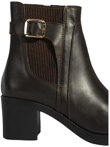 Desa Boots in Brown