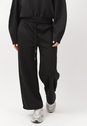 Elara Wide Leg Hose in Schwarz: Vorderseite