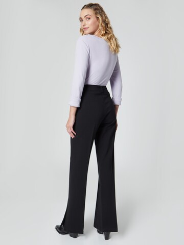 florence by mills exclusive for ABOUT YOU Flared Παντελόνι με τσάκιση 'Tela' σε μαύρο