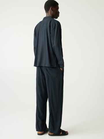 Pull&Bear Comfort Fit Košeľa - Čierna