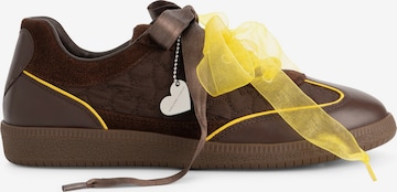Baskets basses Fabienne Chapot en marron : devant