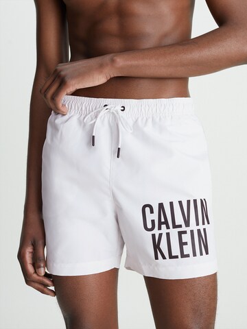 Shorts de bain Calvin Klein Swimwear en blanc : devant