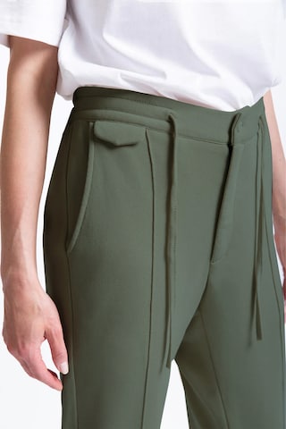 UNIQVIBE Regular Trousers in Green