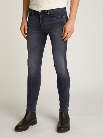 Calvin Klein Jeans - Slimfit Vaquero 'SKINNY' en negro: frente