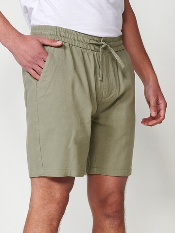 KOROSHI Regular Trousers in Green: front