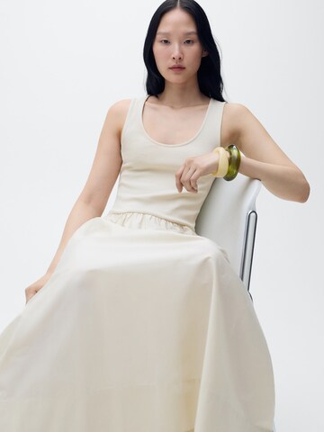 Rochie 'VALVI' de la MANGO pe alb