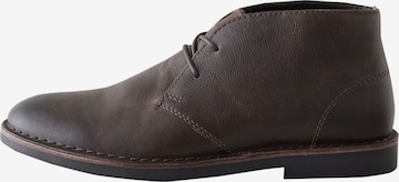 Chaussure à lacets Next en marron : devant