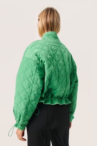 SOAKED IN LUXURY Демисезонная куртка 'Umina' в Зеленый