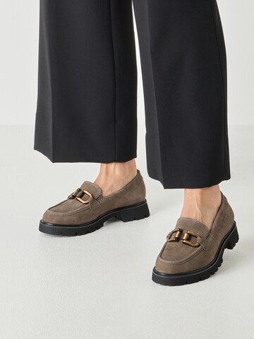 Chaussure basse Tamaris en marron : devant