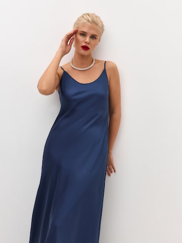 Abito 'Maxi satin slip dress 'Serene'' di Serena Silueta in blu