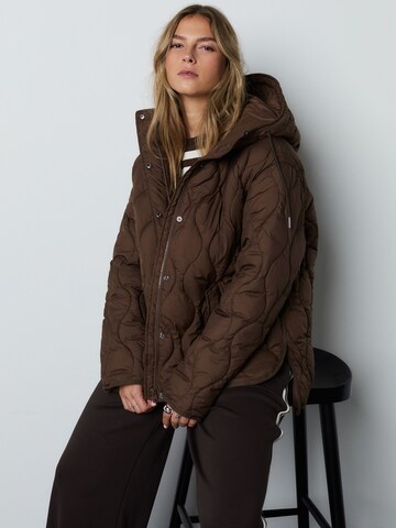 Next Välikausitakki värissä ruskea: etupuoli