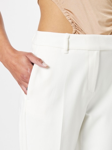 COMMA regular Παντελόνι με τσάκιση σε λευκό