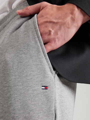 TOMMY HILFIGER Tapered Παντελόνι 'ESSENTIAL' σε γκρι