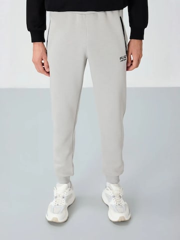 Pantaloni sportivi di Tommy Life in grigio: frontale