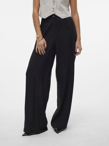 VERO MODA Wide leg Bandplooibroek 'Sally' in Zwart: voorkant