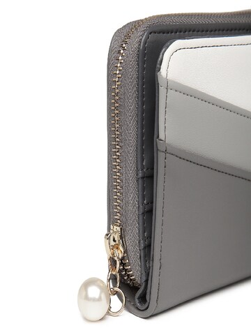 Miss Lulu Wallet in Grey