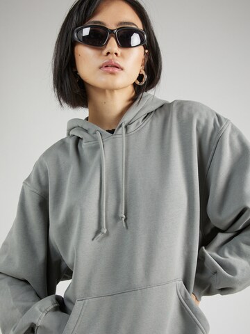 Sweat-shirt 'Essence' WEEKDAY en gris