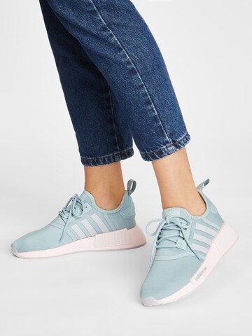 ADIDAS ORIGINALS Sneaker low 'NMD R1' i grå: forside