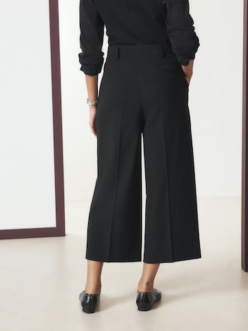 Wide leg Pantaloni con pieghe di Next in nero