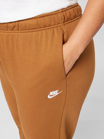 Effilé Pantalon de sport Nike Sportswear en marron