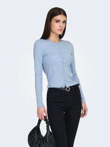 Cardigan 'ONLBETTY' ONLY en bleu : devant