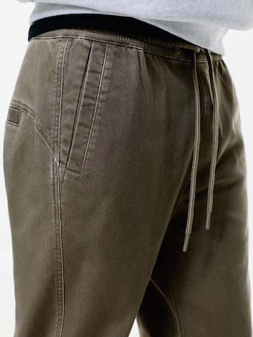 Pull&Bear Tapered Nadrág - zöld
