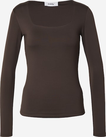 everly® T-shirt i brun: framsida