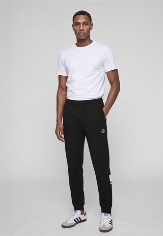 Sergio Tacchini - Tapered Calças em preto: frente