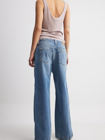 NA-KD Wide leg Jeans in Blauw: voorkant