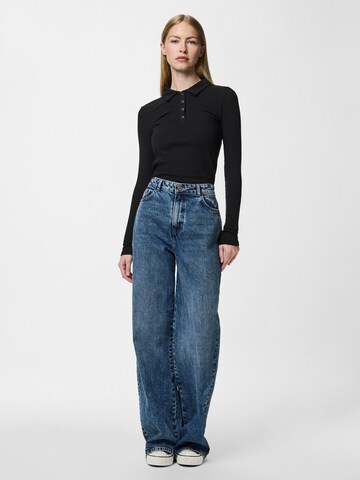 PIECES - Camiseta 'PCKITTE' en negro