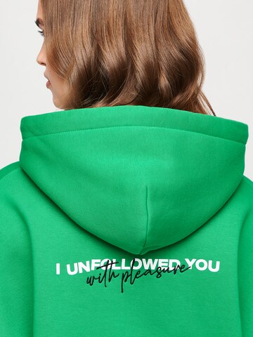 UNFOLLOWED x ABOUT YOU Hoodie 'STRONG' in Grün