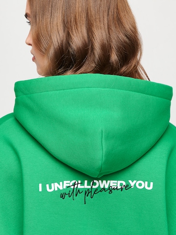 UNFOLLOWED x ABOUT YOU Collegepaita 'STRONG' värissä vihreä