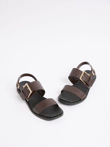 Friends Like These Sandaal in Bruin