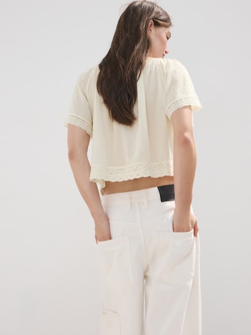 MANGO - Blusa 'EVA' en beige
