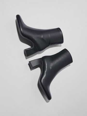 Bershka Stiefel in Schwarz